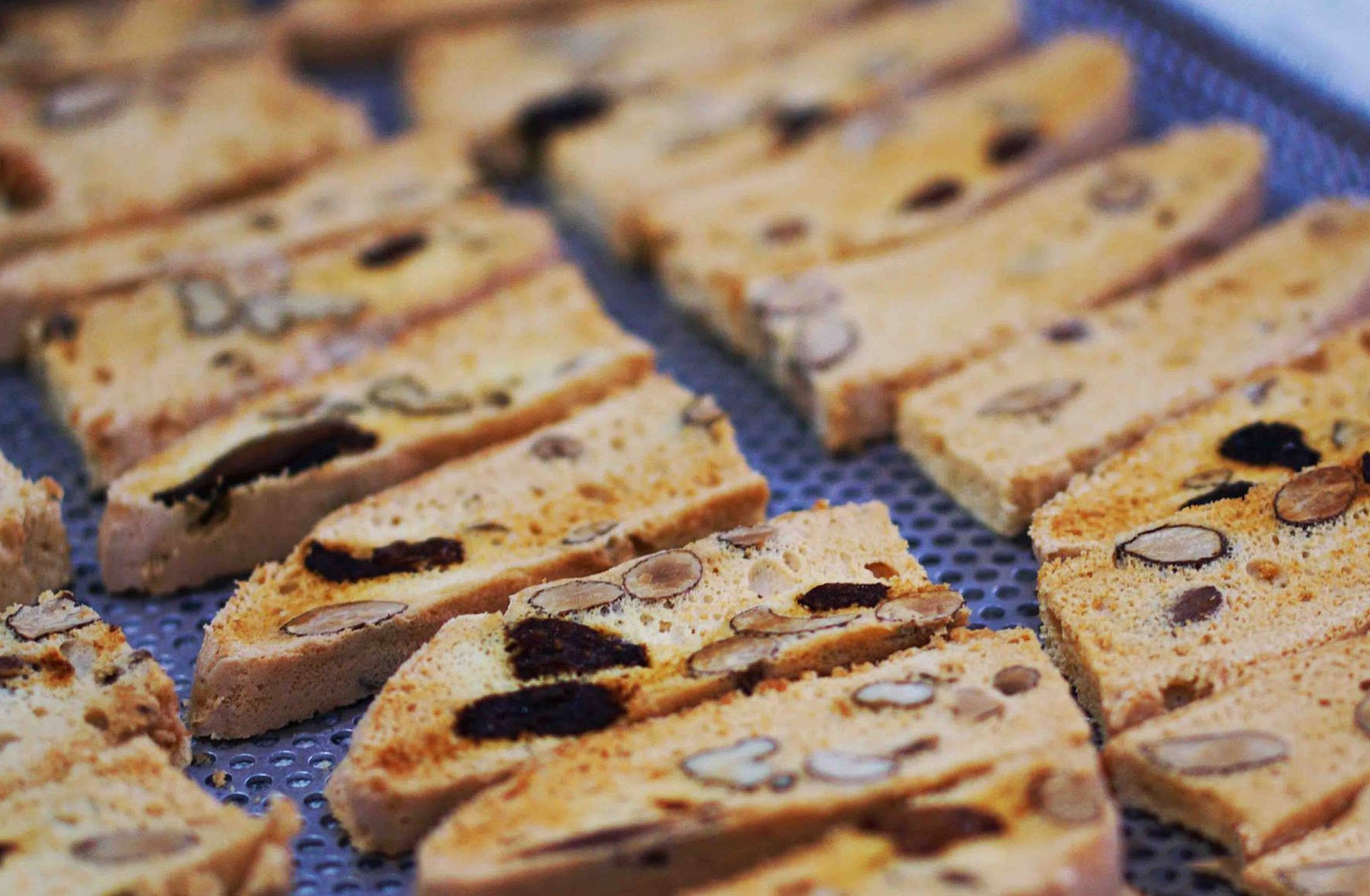 Cach lam banh Biscotti gion tan, thom nuc chuan vi Italy hinh anh