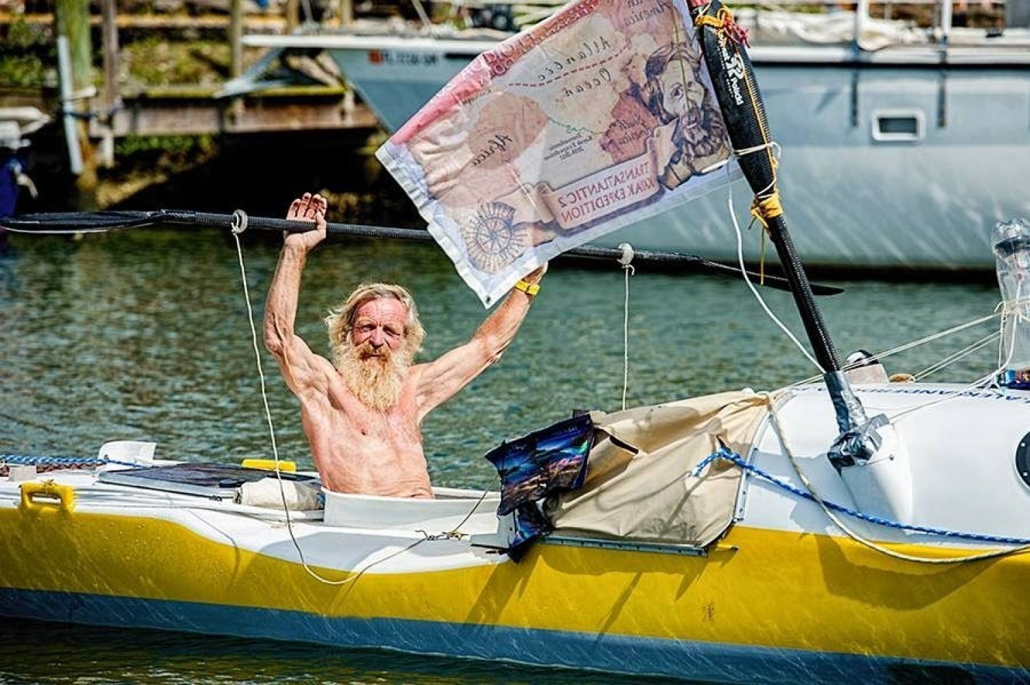 Vong quanh the gioi doc dao tren xe keo, thuyen cheo bang tay hinh anh