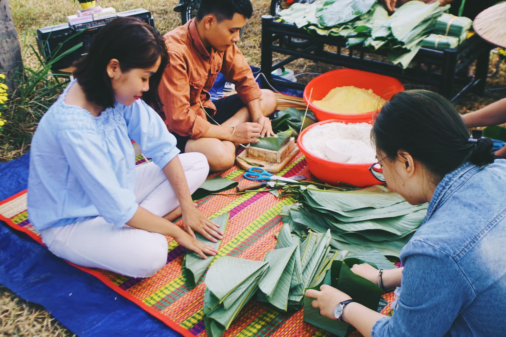 Cach lam banh chung ngay Tet cua nhom ban 9X Nha Trang hinh anh