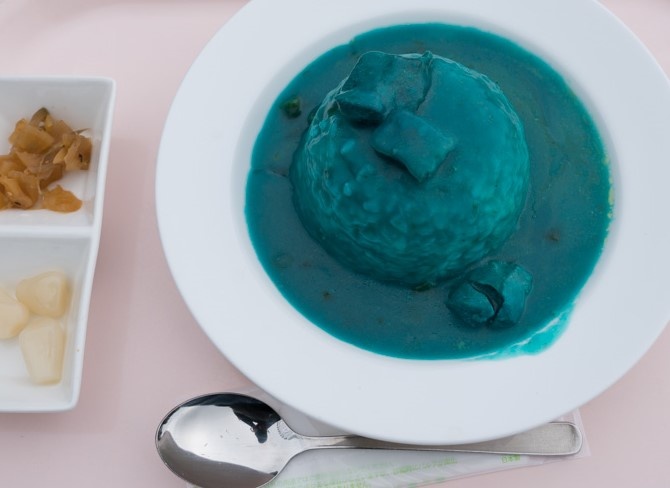 Dieu gi da tao mau xanh lam khac thuong cho mon ca ri o Nhat? hinh anh