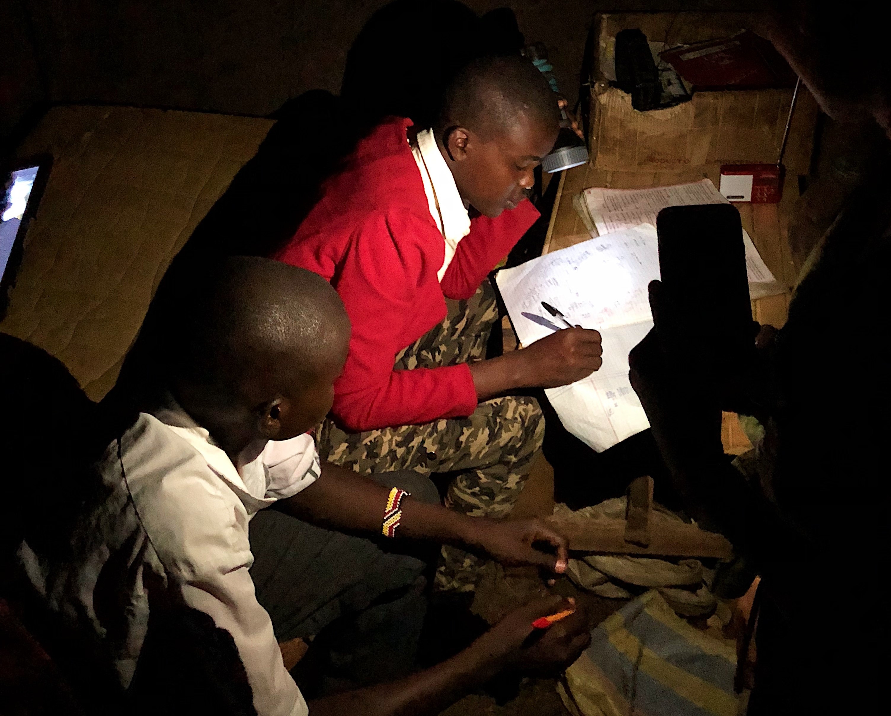 Cuoc song bi an cua bo toc ngheo giua mien hoang da Kenya hinh anh