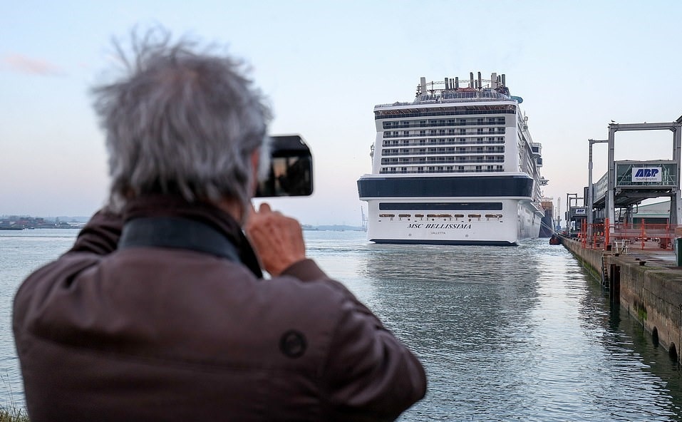 Check-in tau khong lo gia 1,3 ty USD cap ben o Anh hinh anh