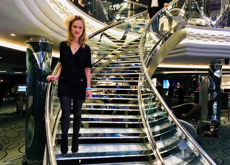 Vi khach dau tien buoc len bac thang pha le tau 1,3 ty USD noi gi? hinh anh