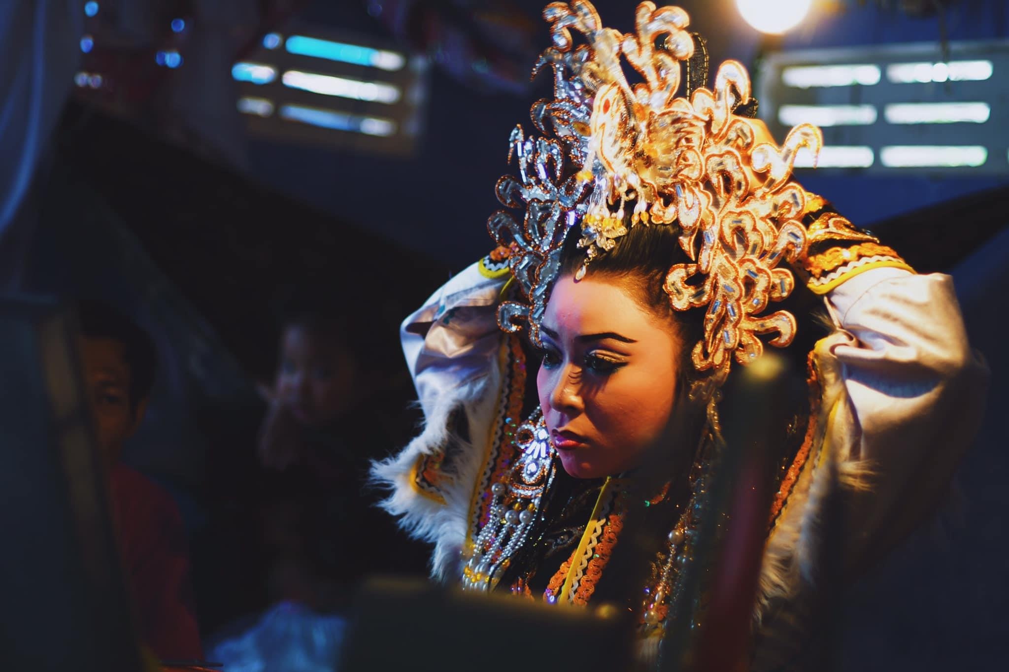 Hoa minh vao le hoi Cau Ngu day sac mau ben bo bien Khanh Hoa hinh anh