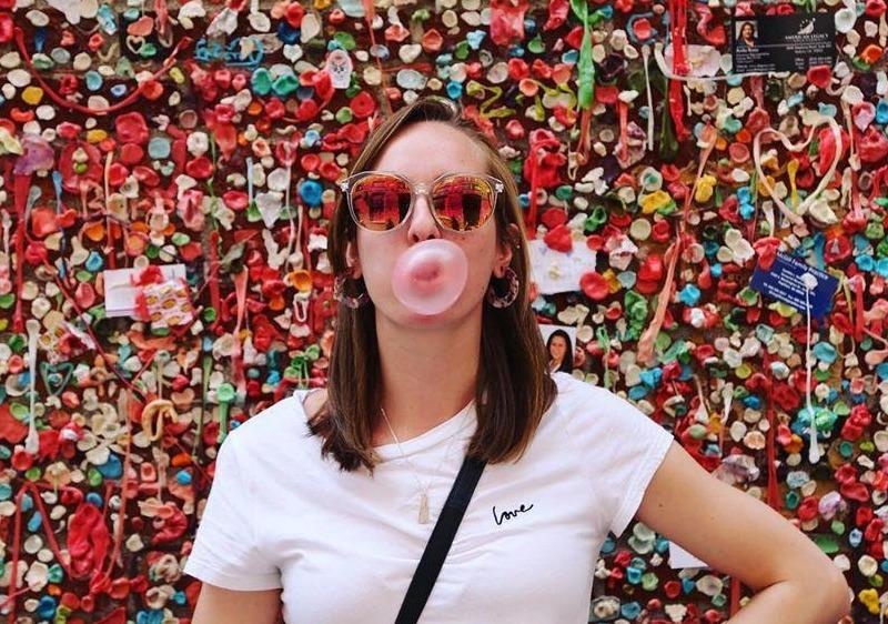 Buc tuong ba keo cao su va 7 chon kem ve sinh van hut khach check-in hinh anh