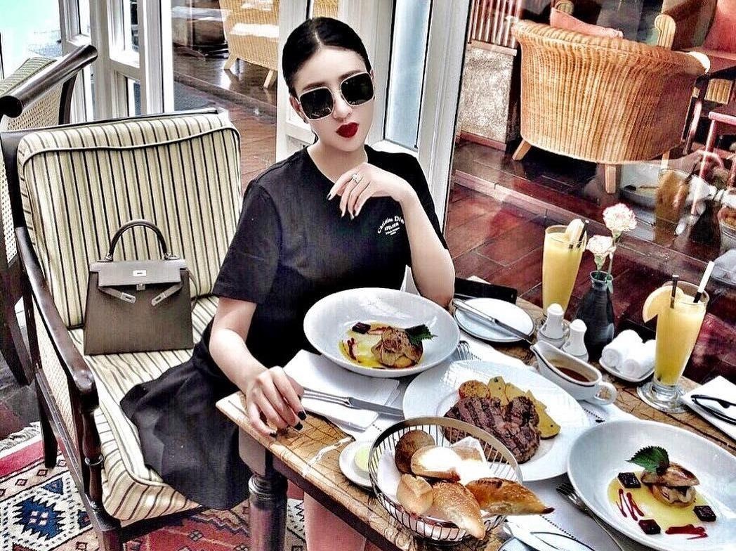 Soi do an, thuc uong check-in cua hoi con nha giau Viet hinh anh