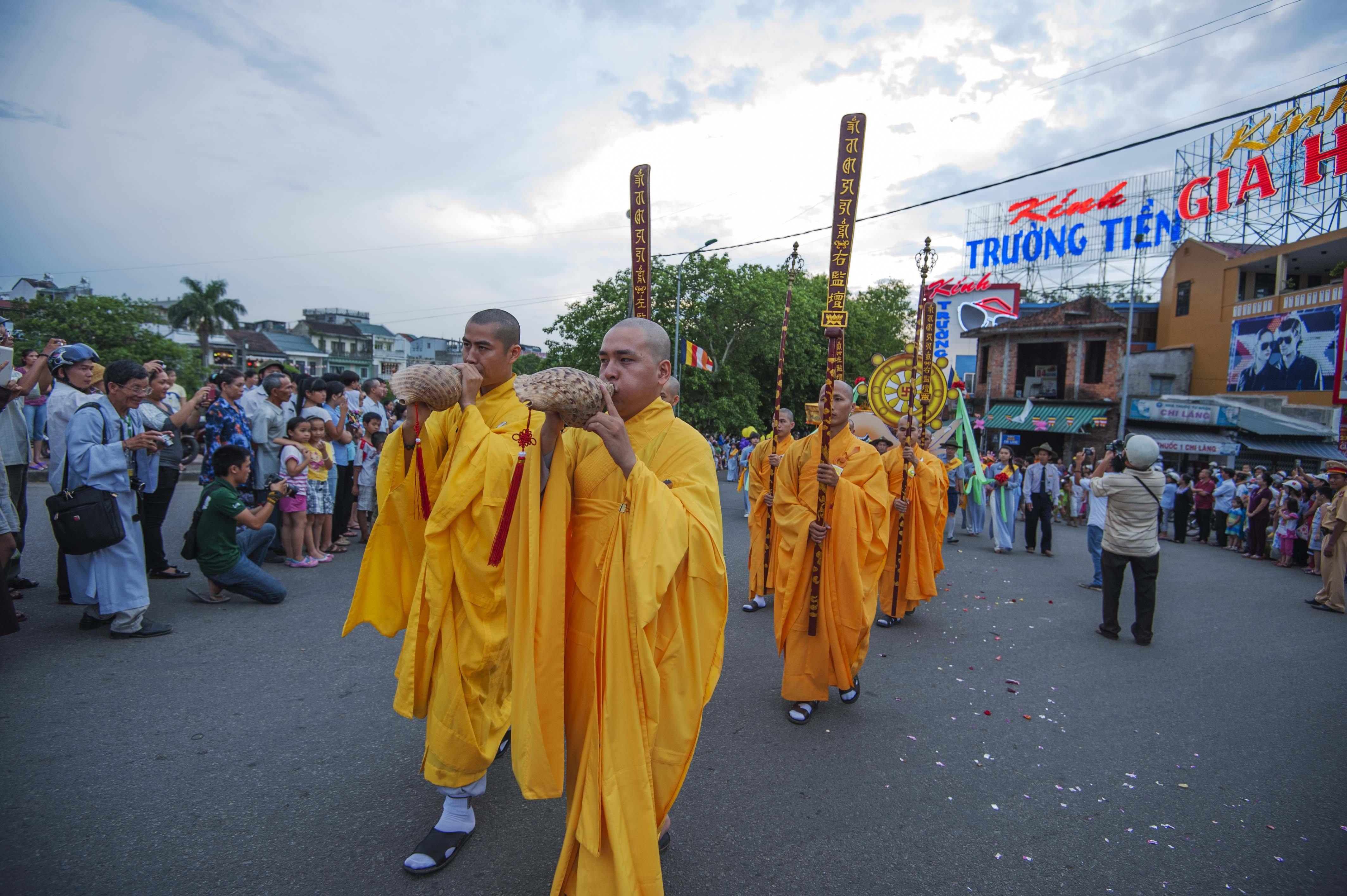 Le hoi Phat Dan Hue anh 32