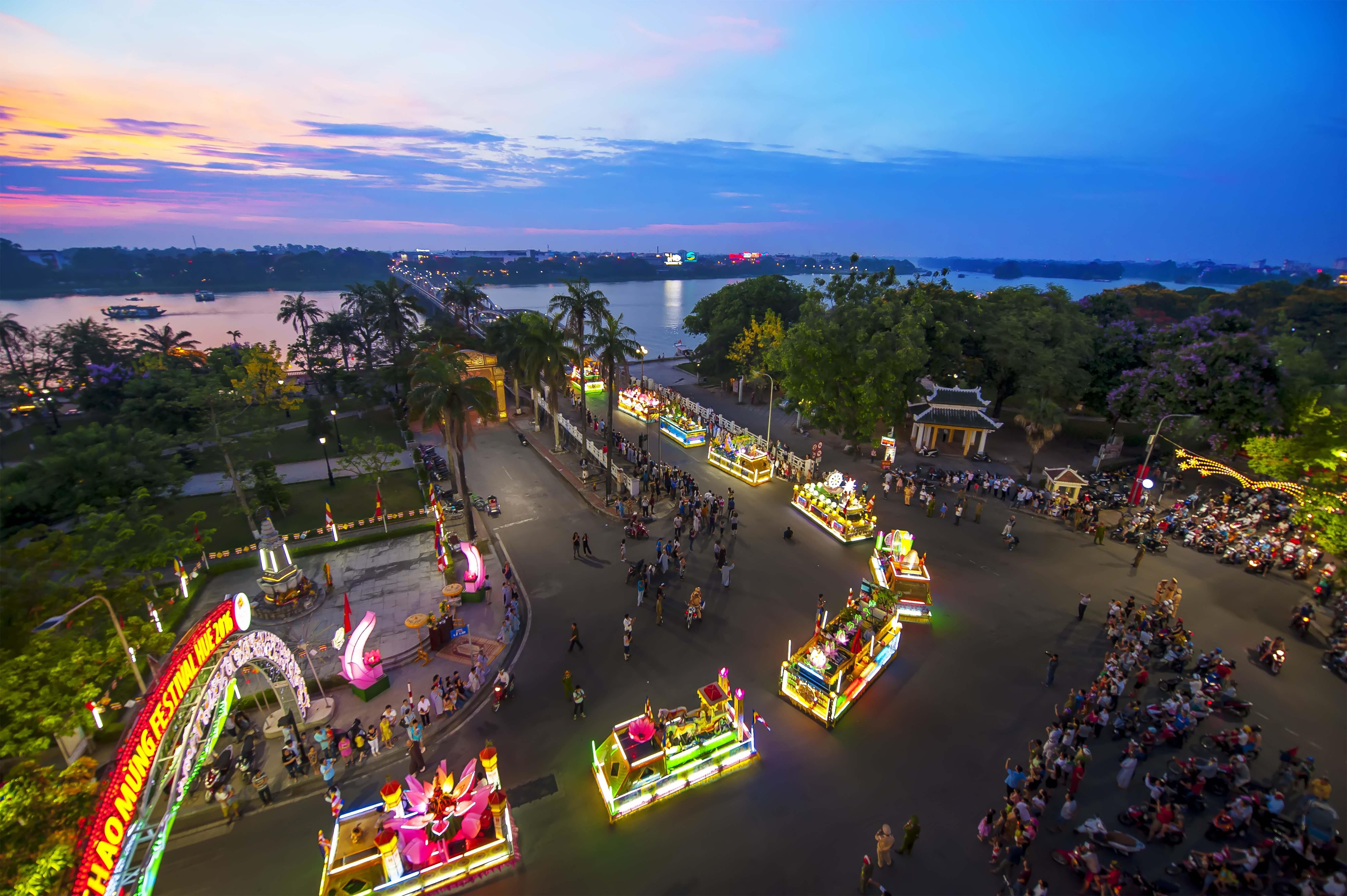 Hue thay mau ao ruc ro, lung linh boi 'con duong ruoc Phat' hinh anh