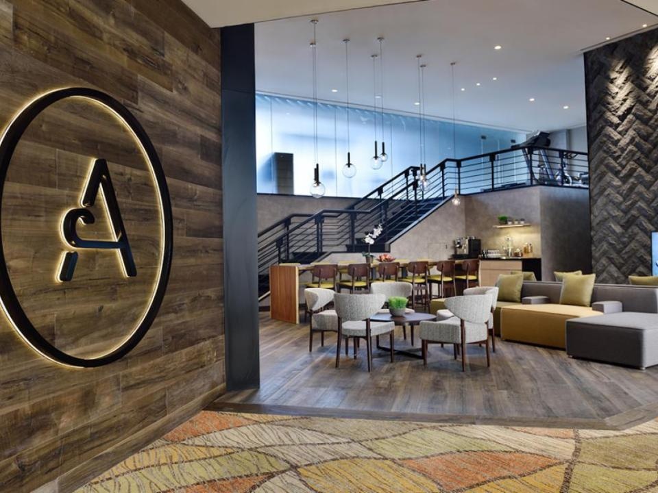 Khach san san bay anh 2