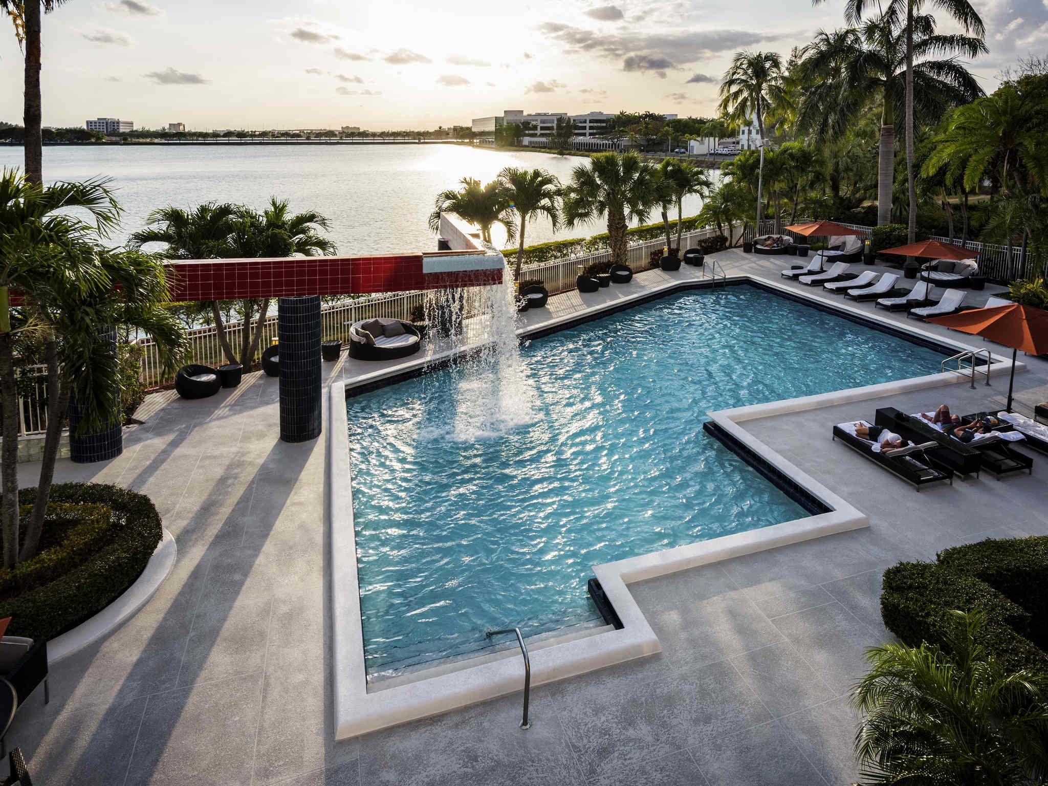 Khach san san bay anh 14