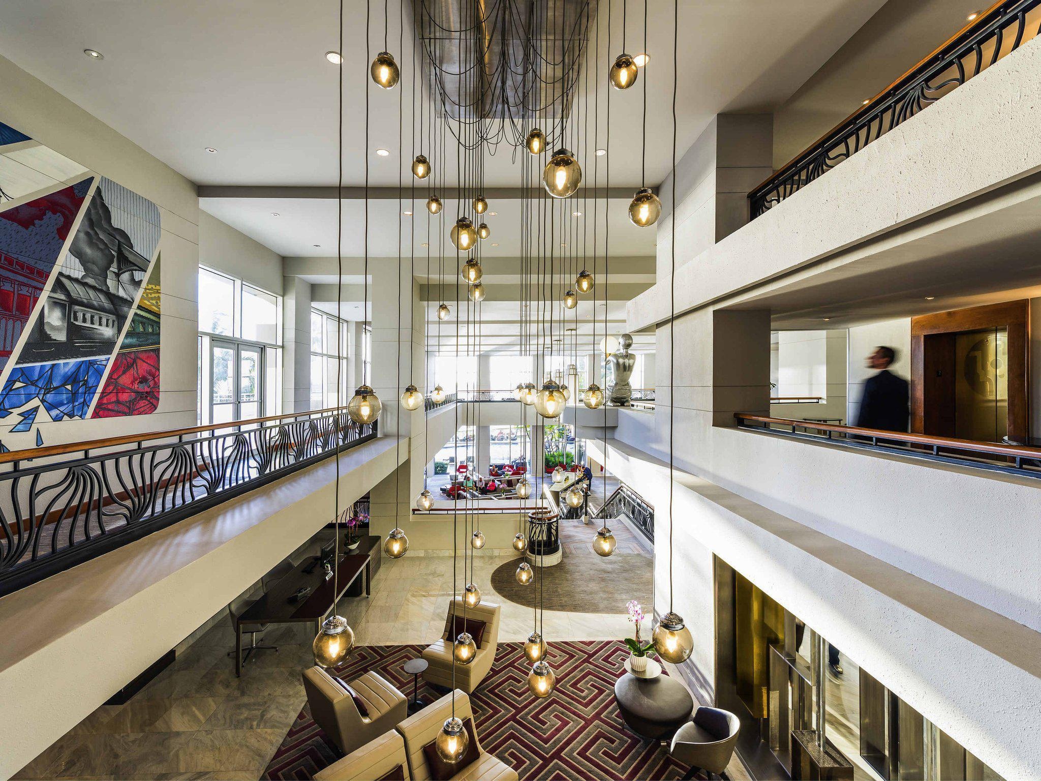 Khach san san bay anh 13