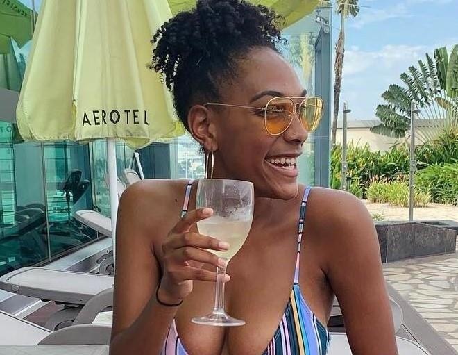 8 khach san san bay co ho boi vo cuc va tam nhin dep nhat the gioi hinh anh