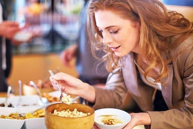 An toi truoc 21h va thoi quen tranh lam tren ban tiec o Tay Ban Nha hinh anh