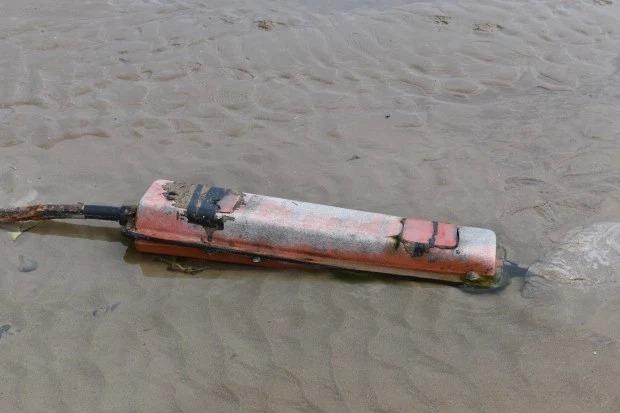 Day cap dien troi len tren bai bien anh 3