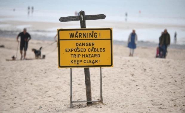 Day cap dien troi len tren bai bien anh 5