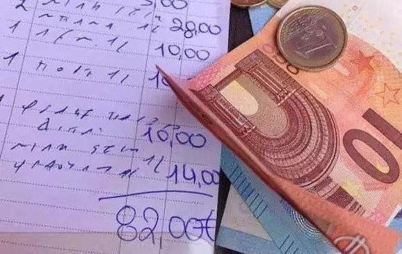 Du khach choang vang nhan hoa don 92 USD cho 8 coc nuoc ngot hinh anh