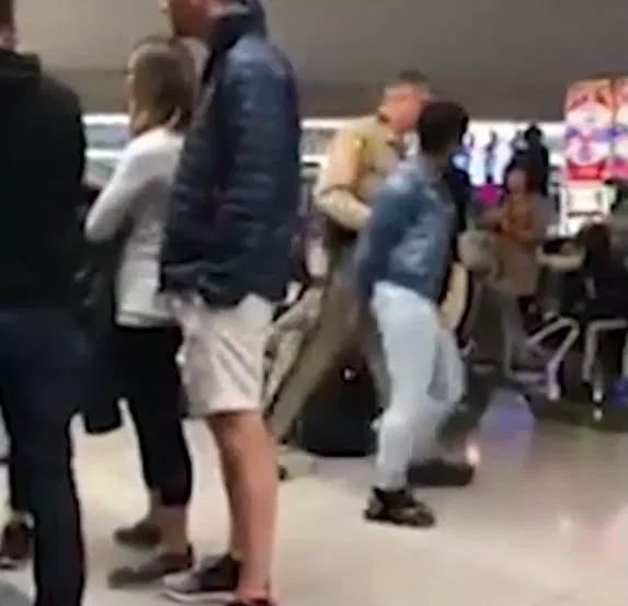 Hành khách gặp sự cố trên máy bay ảnh 4 Hanh khach gap su co tren may bay anh 4