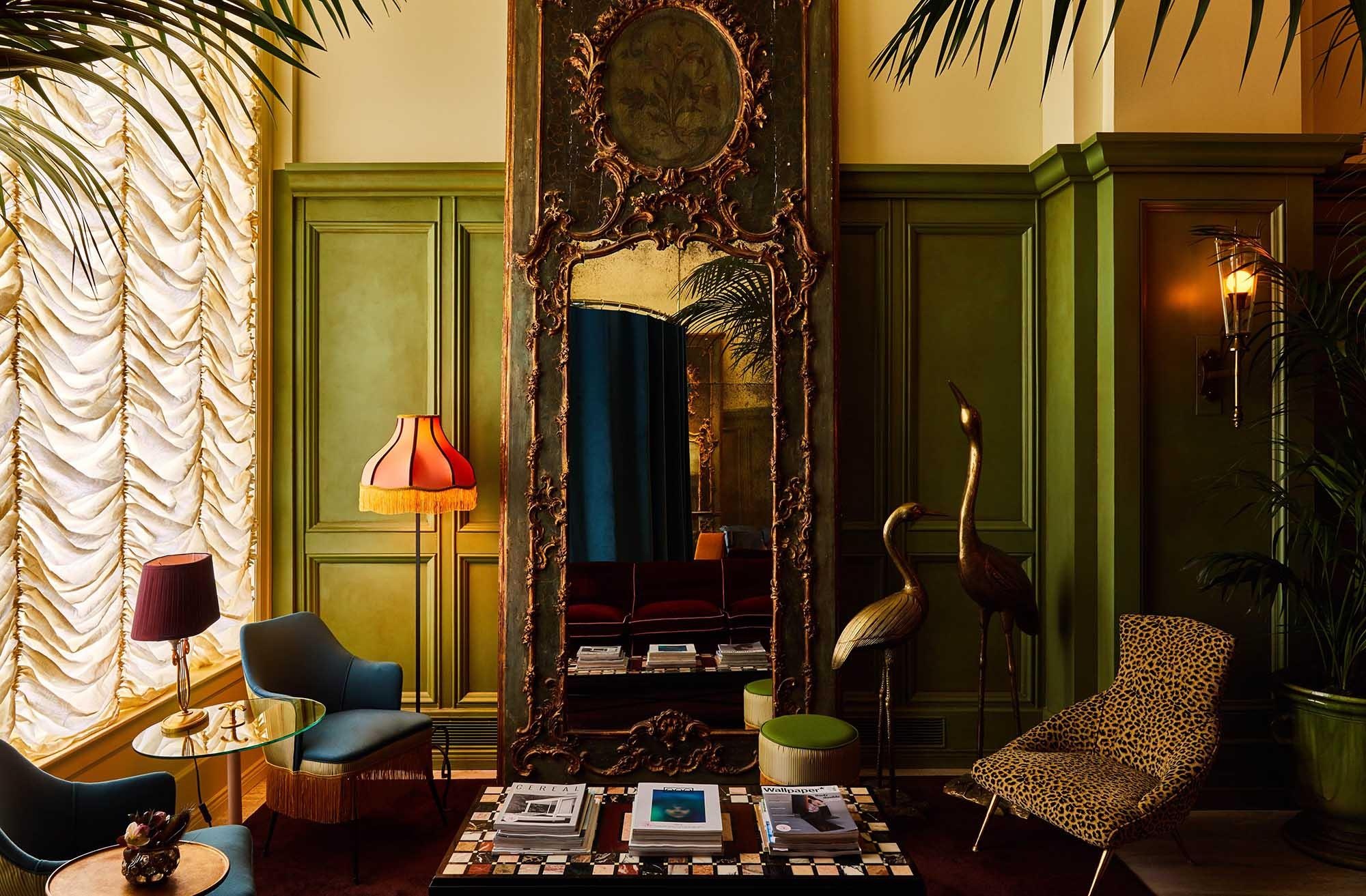 Ben trong khach san thuan chay doc dao tu do an den noi that hinh anh