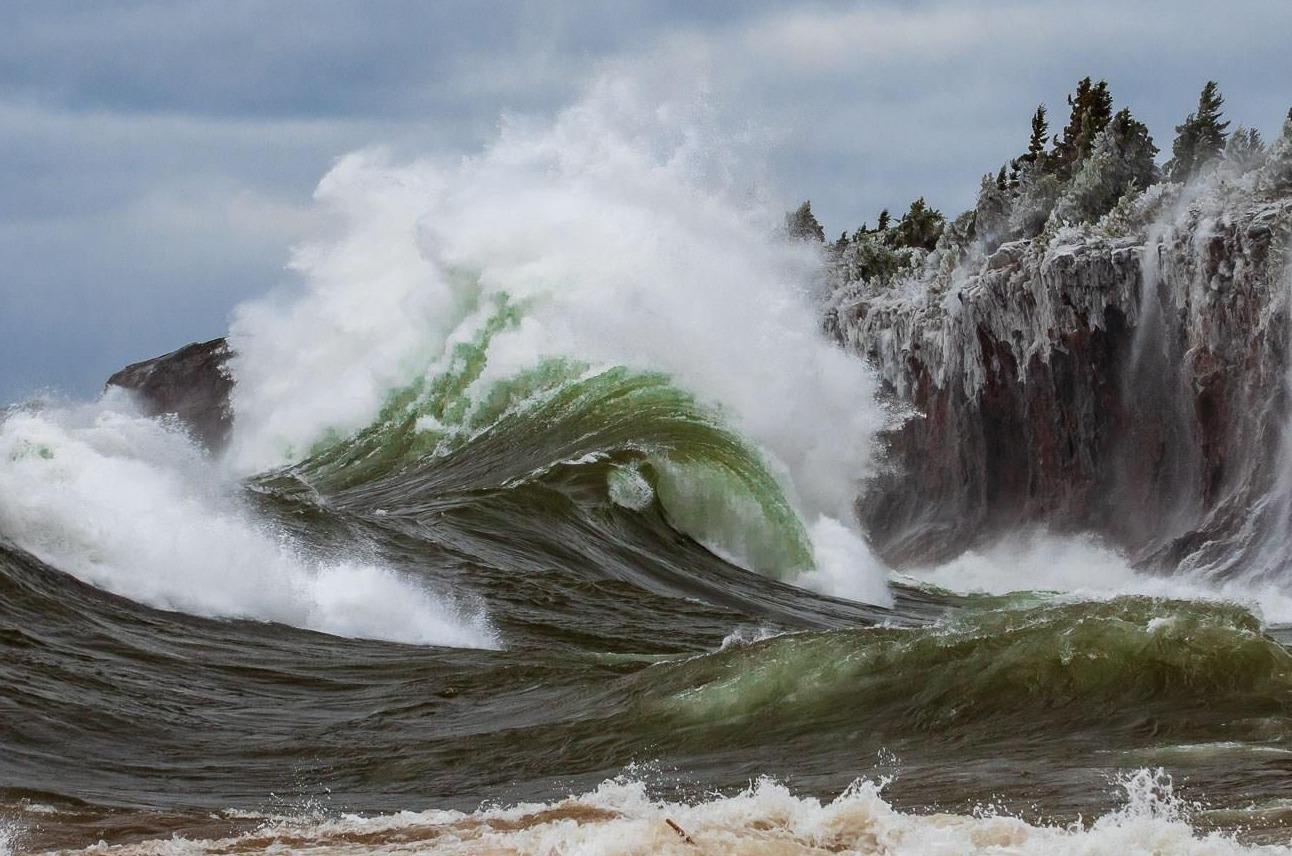 Ho nuoc ngot co song cao 9 m nhu o bien hinh anh