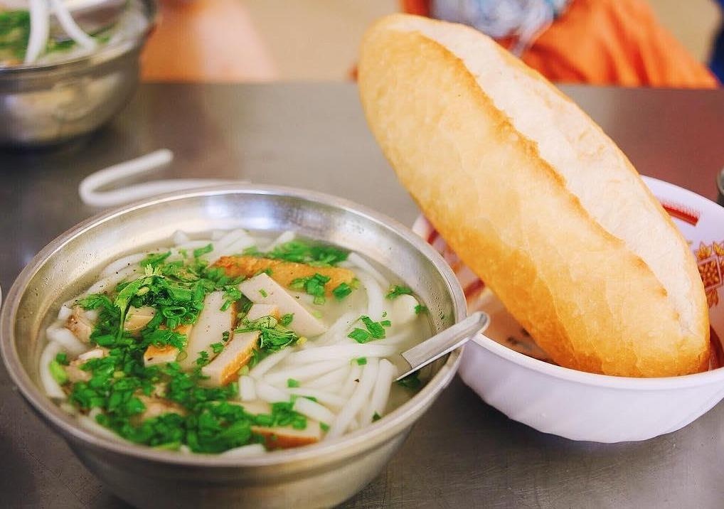 Den Ninh Thuan, an com ga, banh canh va loat mon nem mot lan nho mai hinh anh