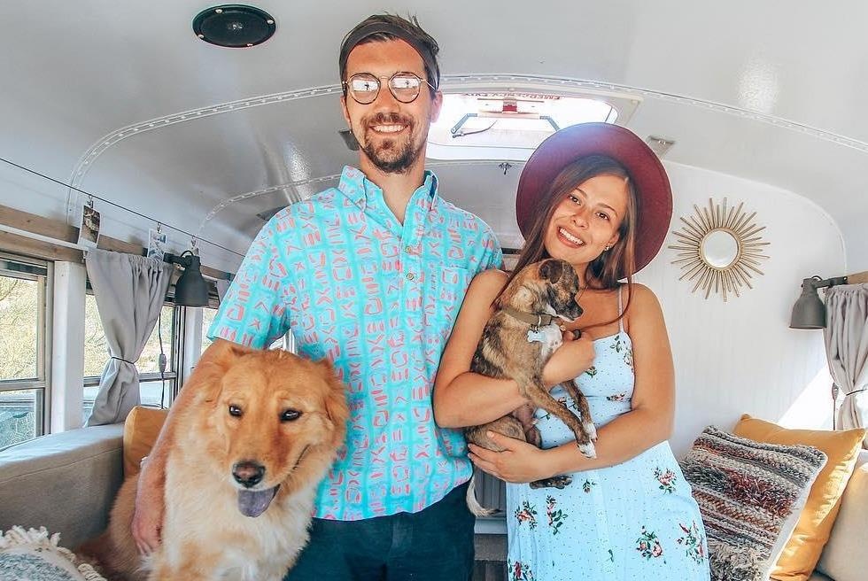 Cap vo chong bo viec, cung cho cung du lich khap noi tren xe buyt hinh anh