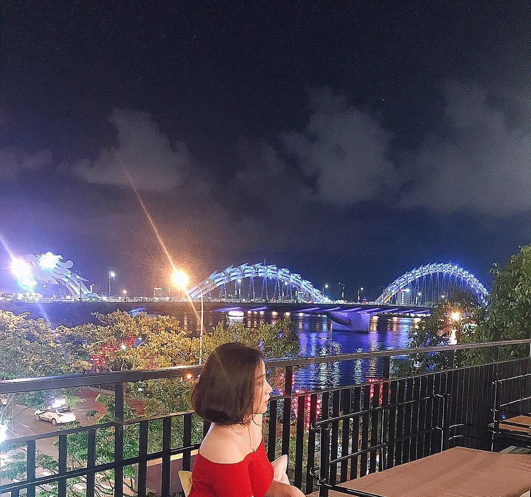 Quan ca phe ngam phao hoa Da Nang anh 5