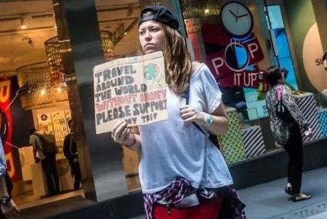 Indonesia xu ly khach Tay xin tien o Bali hinh anh