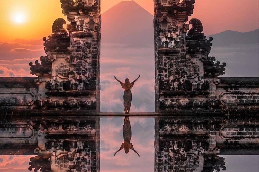 Vach tran chieu dung canh bong nuoc tai ngoi den noi tieng Bali hinh anh