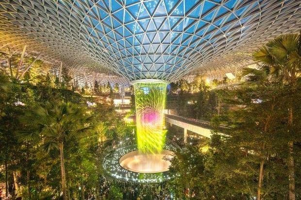 Su doi thay than ky suot 4 thap ky o san bay tot nhat the gioi hinh anh