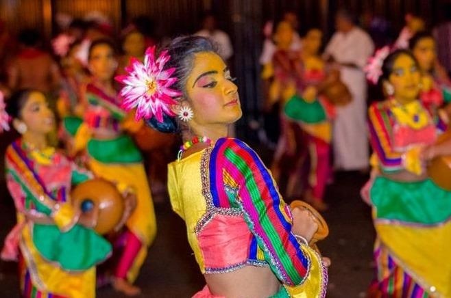 Hoa minh vao le ruoc rang Phat lon nhat tren duong pho Sri Lanka hinh anh