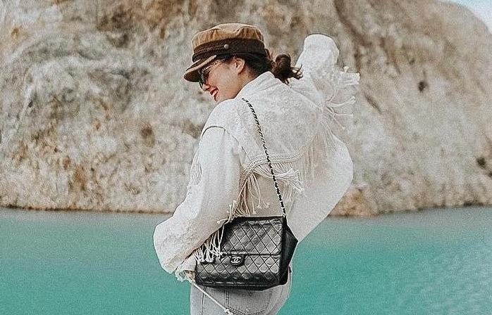 Du khach nhap vien sau khi boi o ho nuoc mau ngoc lam hinh anh