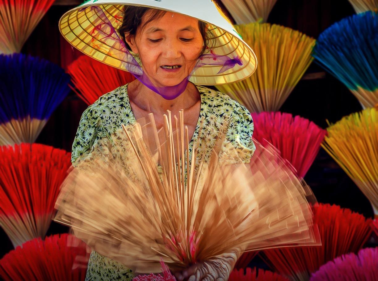 Lang nghe lam huong Viet Nam anh 1