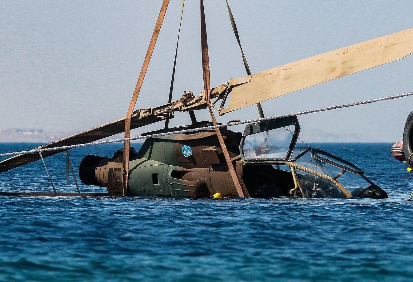 Dua tau san bay, xe tang khong lo xuong day bien lam bao tang hinh anh