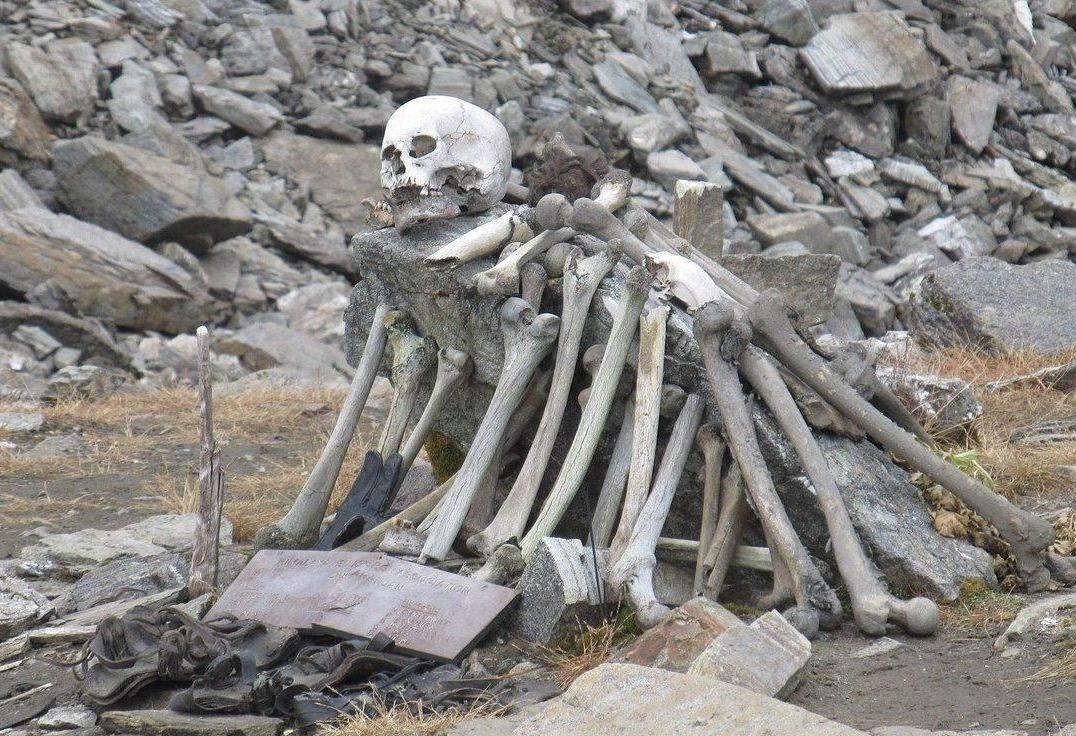 Bi an ho xuong nguoi khong lo tren dinh Himalaya hinh anh