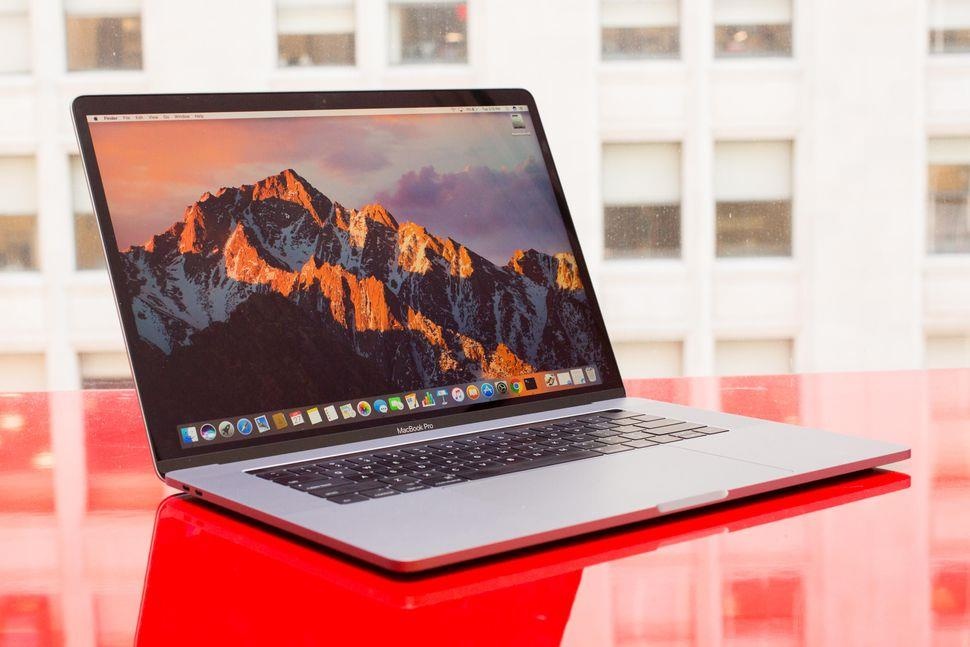 Macbook Pro va loat do vat bi cam mang len may bay hinh anh