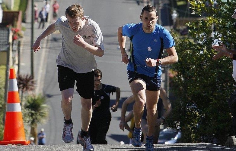 Con pho 350 m, thach thuc nguoi chay 2 vong duoi 10 phut hinh anh