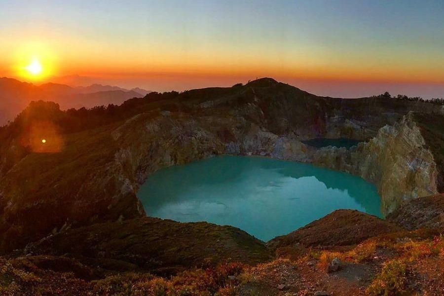 Ho nuoc ky la, thay doi nhieu mau lien tuc tren ngon nui thieng hinh anh