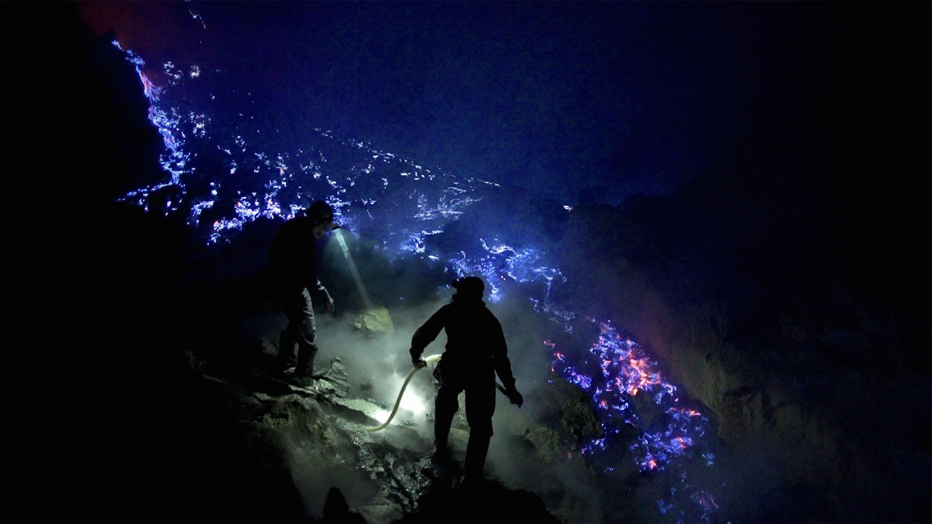 Nui lua mau xanh tim o Indonesia anh 3