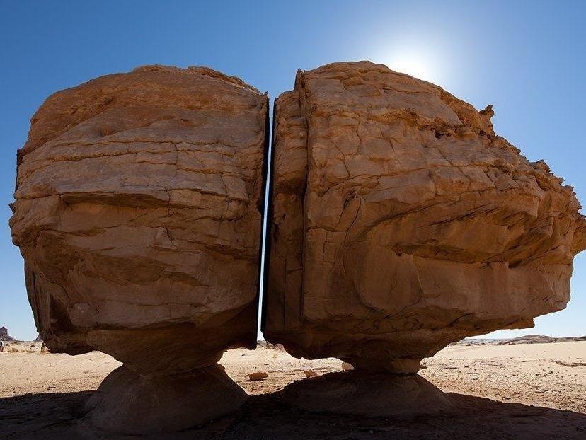 Vet cat bi an chia doi khoi da van nam tuoi o Arab Saudi hinh anh