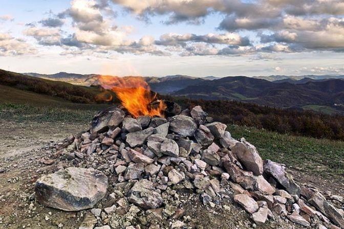 Nui lua nho nhat the gioi, cao hon 1 m hinh anh