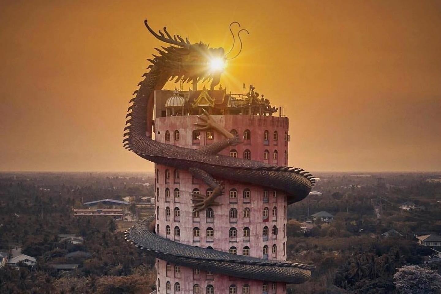 Bi an dang sau ngoi chua hong co rong khong lo quan quanh hinh anh