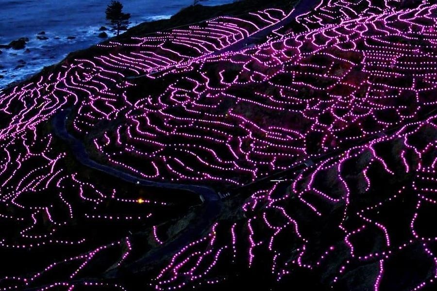 Ruong bac thang phat sang ben bo bien thu hut du khach hinh anh