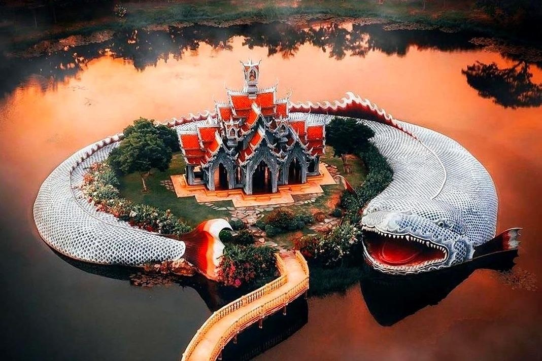 Thuy quai bao quanh ngoi den trong thanh co o Thai Lan hinh anh