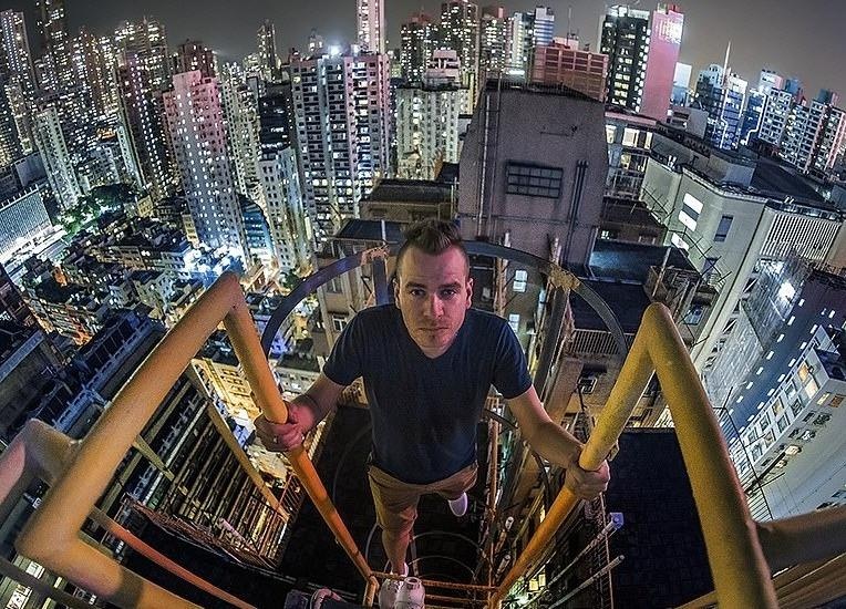 Lai tau lieu mang chup anh tren noc cac toa nha choc troi hinh anh