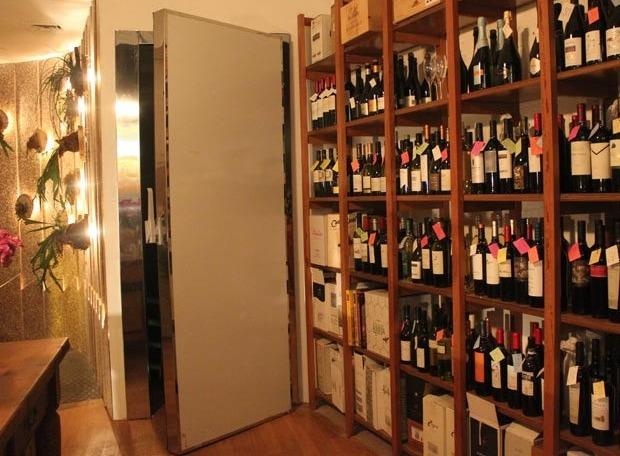 Quan bar noi tieng an minh sau canh cua tu lanh hinh anh