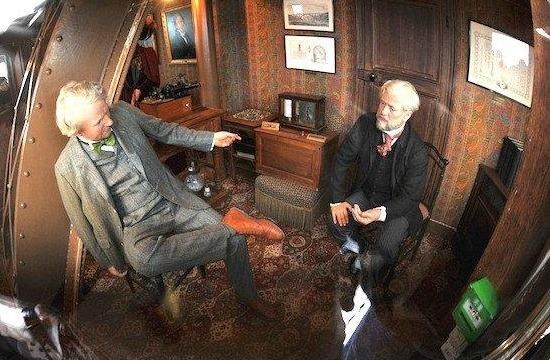 Can ho bi mat tren dinh thap Eiffel hinh anh