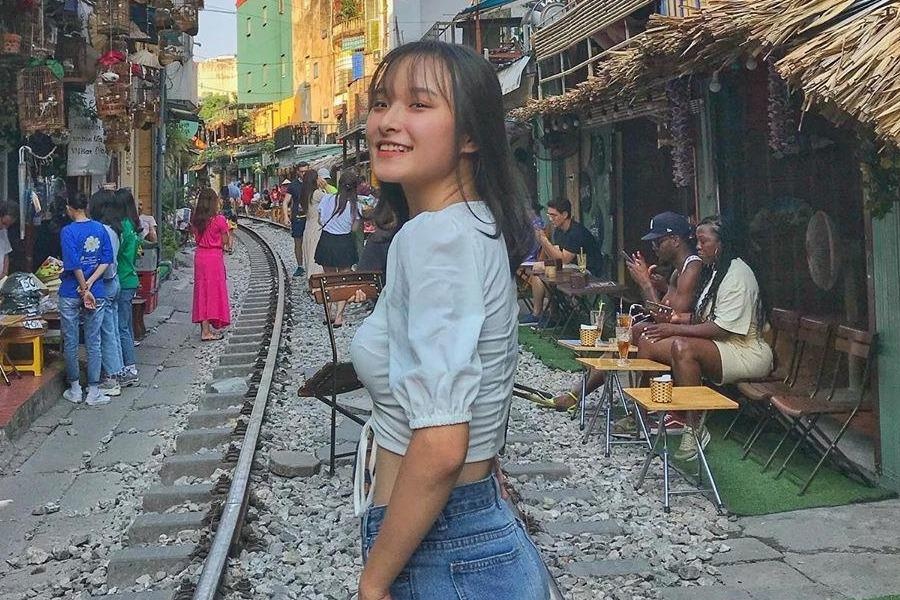 Ca phe duong tau trong anh check-in cua gioi tre truoc ngay dep bo hinh anh