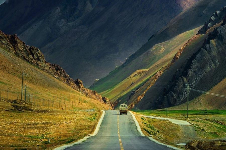 Doan duong oto chet may van tu chay len doc o An Do hinh anh