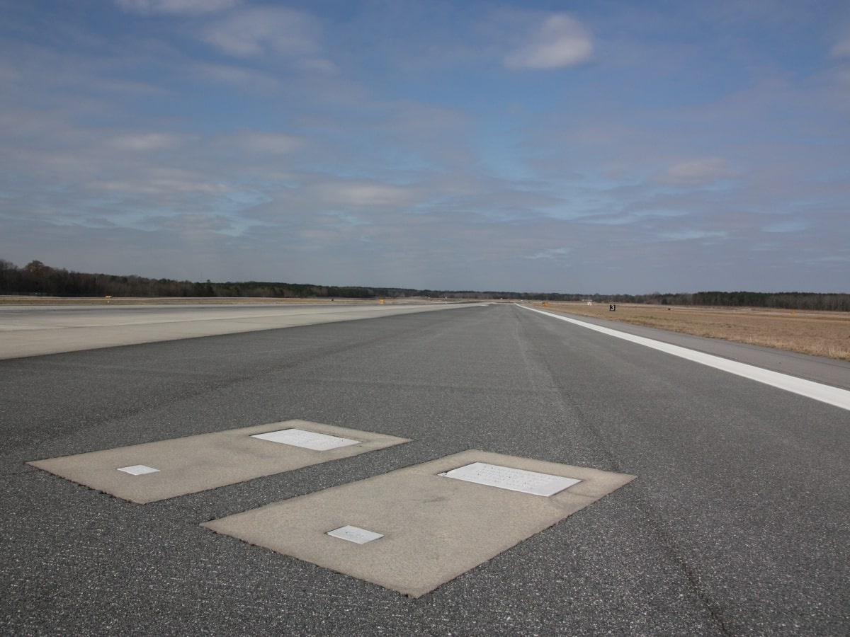 Ngoi mo bi an o san bay anh 2