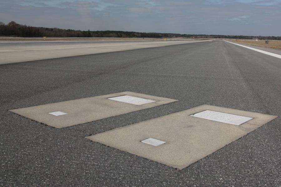 2 ngoi mo bi an tren duong bang san bay hinh anh